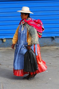 Frau in typischer Tracht, Oruro, Bolivien