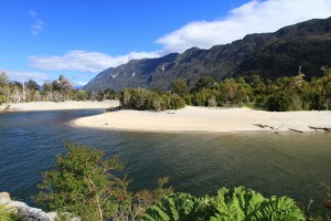 Ufer des Rio Negro, südlich Chaiten, Carretera Austral, Chile