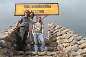 Äquator Denkmal in Ecuador bei Cayambe. Peter Weilharter, Birgit Knoblauch, Ria-Helen Zühlke