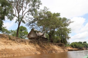 Hütte am Ufer des Rio Yacuma      
